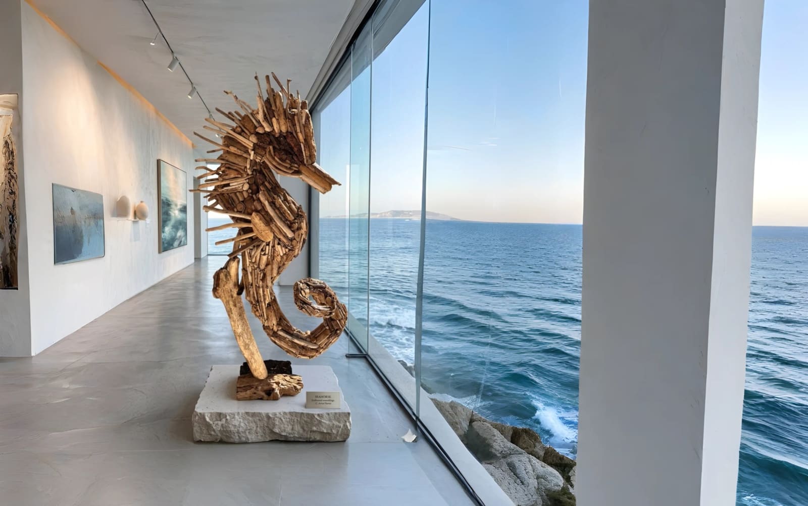 El Caballo de Mar frente al mar, en un corredor acristalado
