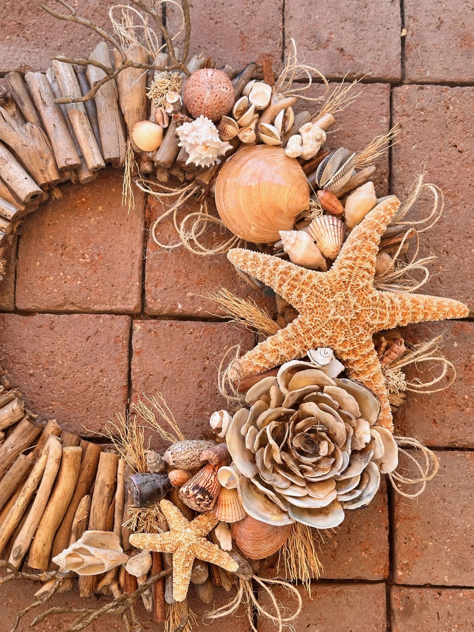 Detalle de El mar en ti, estrellas de mar, conchas y fibras