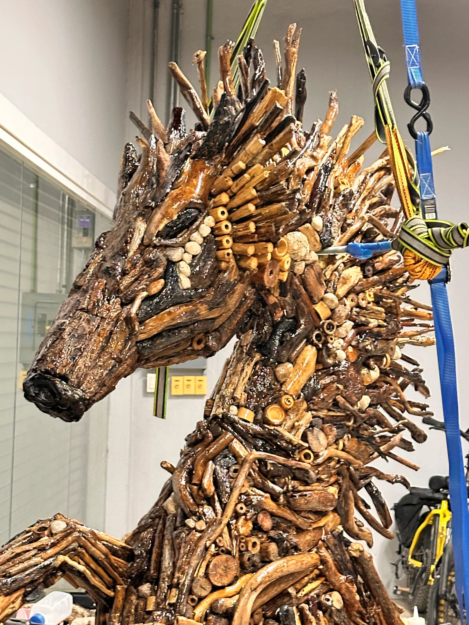Detalle del Caballo Marino en proceso, suspendido en el taller
