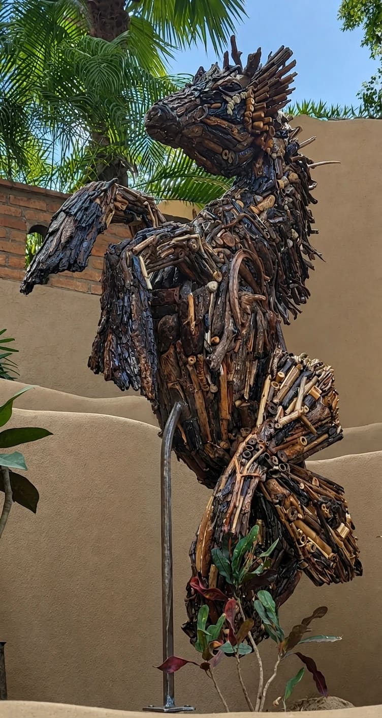 Caballo Marino, vista de la escultura de madera de deriva